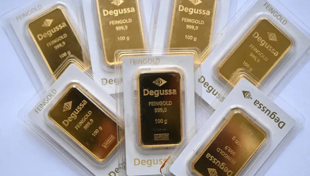 L'or baisse alors que le dollar se renforce ; Les prix du pétrole restent stables au milieu des tensions américano-iraniennes