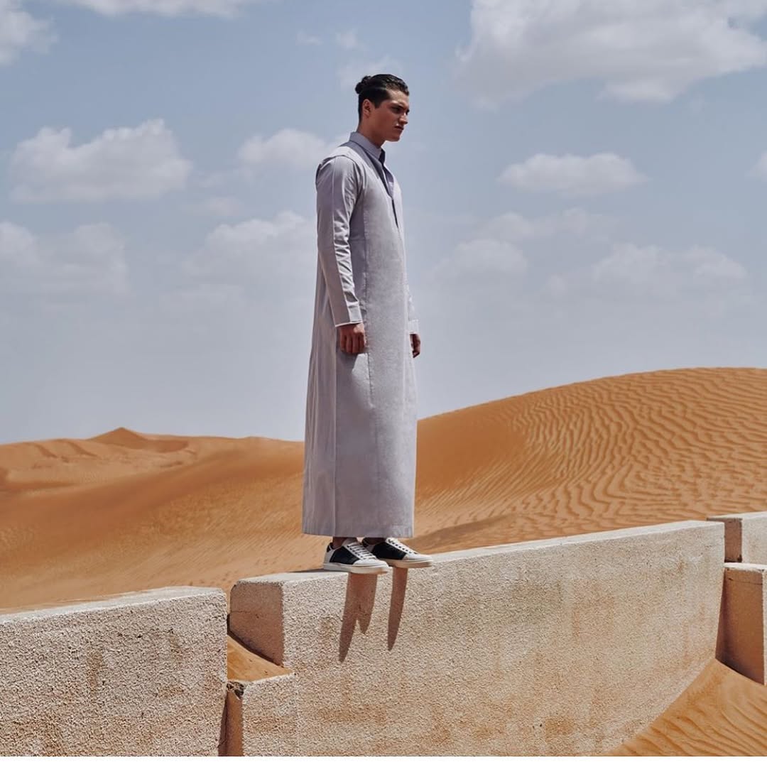 الثوب بتصميم حاتم العقيل (إنستغرام)