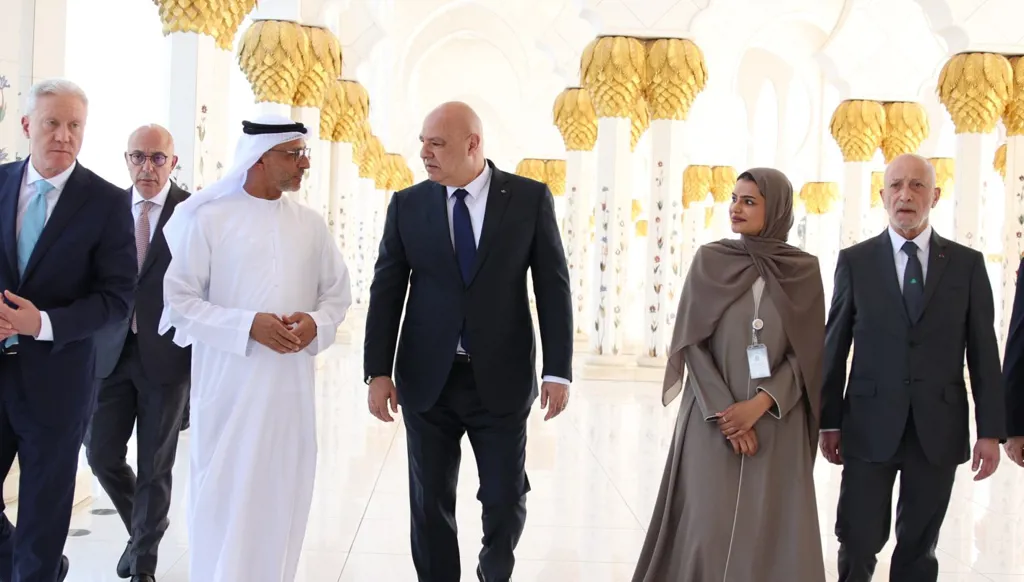 بالصور- عون يُنهي زيارته إلى أبوظبي بزيارة جامع الشيخ زايد الكبير