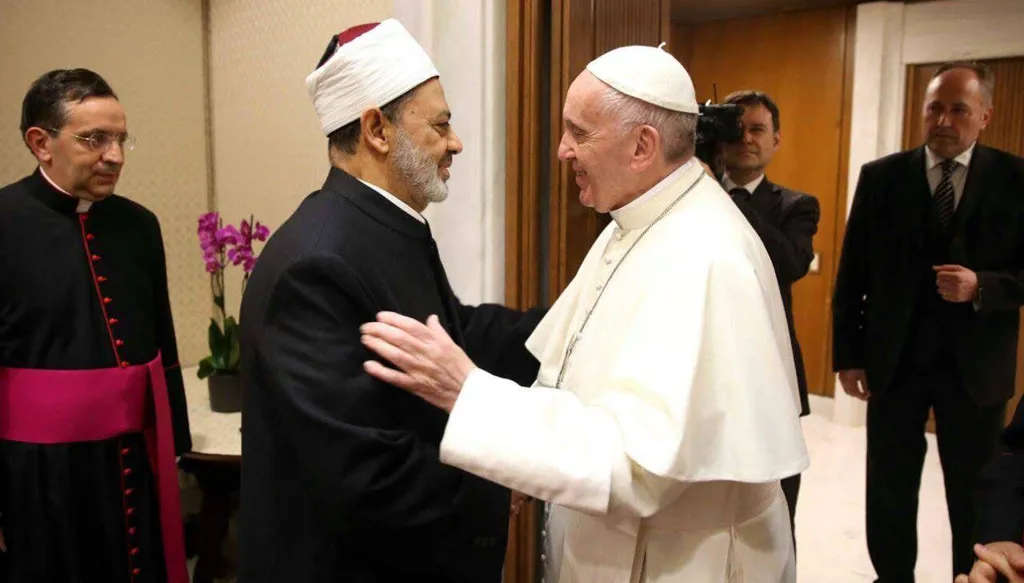 شيخ الأزهر ينعى البابا فرنسيس: دعم الحوار بين الأديان وكان رمزاً إنسانيّاً
