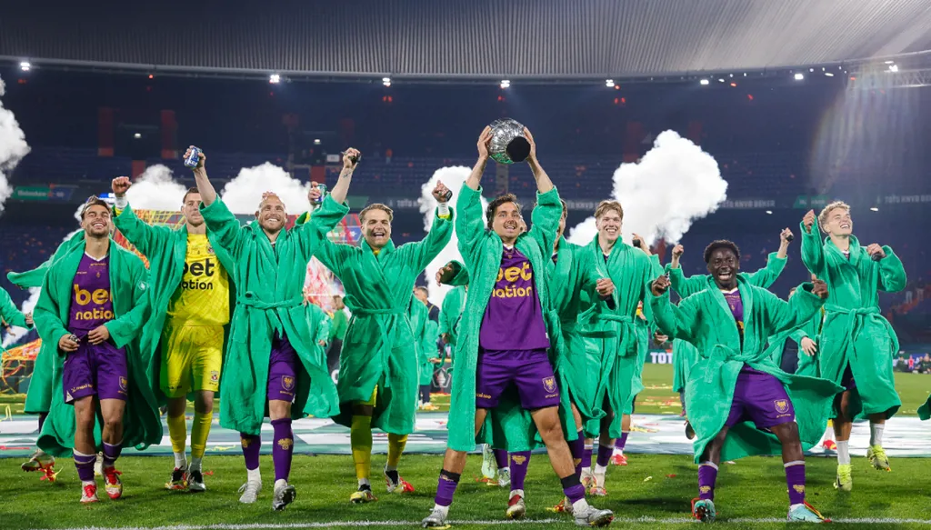 فرحة غير تقليديّة... لاعبو بطل كأس هولندا يتسلّمون الكأس بـ"البشكير الأخضر" (صور)