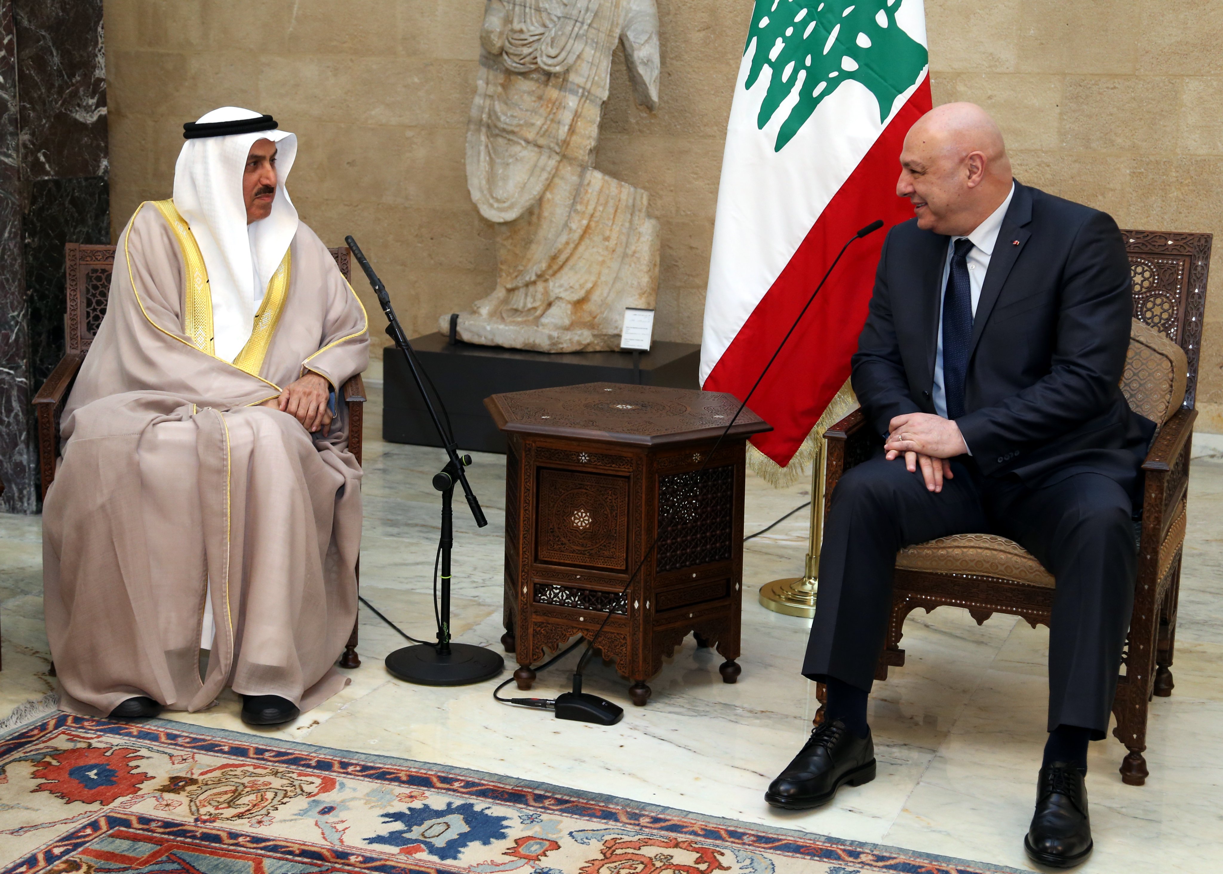 عون وصقر غباش (الرئاسة اللبنانية).