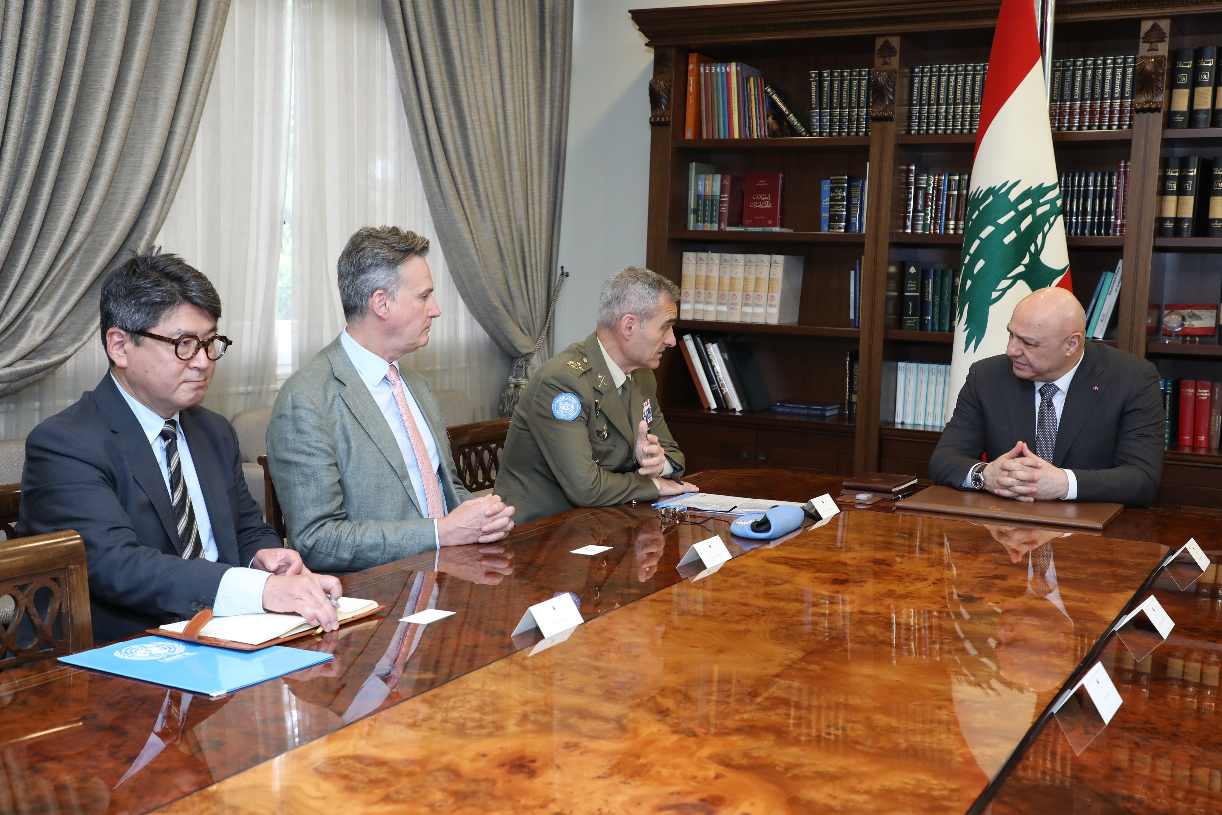 عون يلتقي الجنرال أرولدو لازارو والوفد المرافق له (الرئاسة اللبنانية).