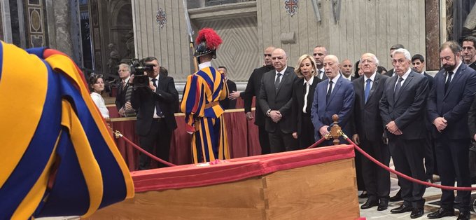 رئيس الجمهورية واللبنانية الأولى ألقيا النظرة الأخيرة على جثمان البابا فرنسيس (الرئاسة اللبنانية).