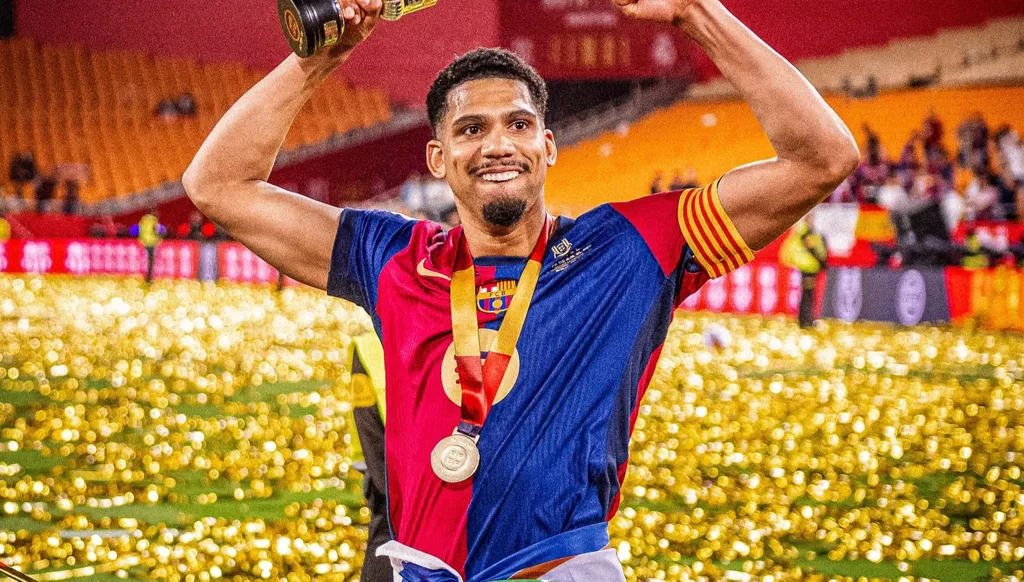 مدافع برشلونة أراوخو يسافر إلى تل أبيب لقضاء فترة نقاهة بعد ضغوط نفسية كبيرة (صور)