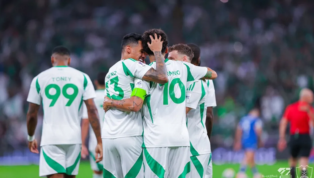 الأهلي يُقصي الهلال ويبلغ نهائي آسيا بثلاثية مدوّية (فيديو وصور)