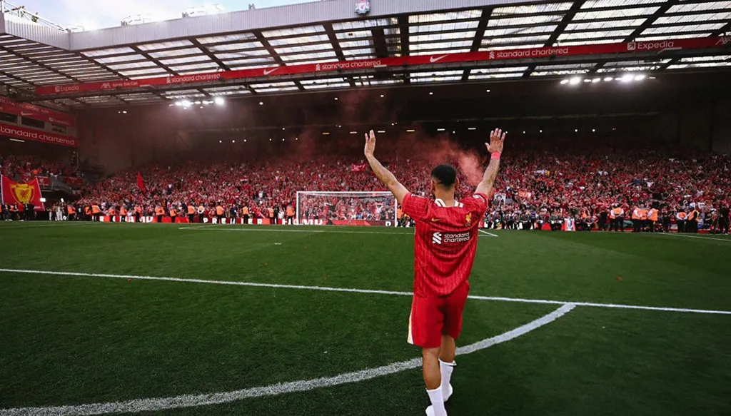 محمد صلاح يفاجئ الجميع: هذا هو أعظم لاعب يساري في التاريخ (فيديو)