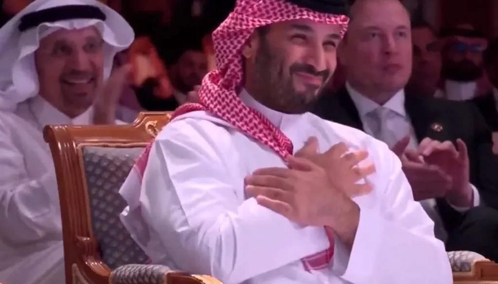 بعد إعلان رفع العقوبات عن سوريا... حركة يد ولي العهد السعودي "ترند"