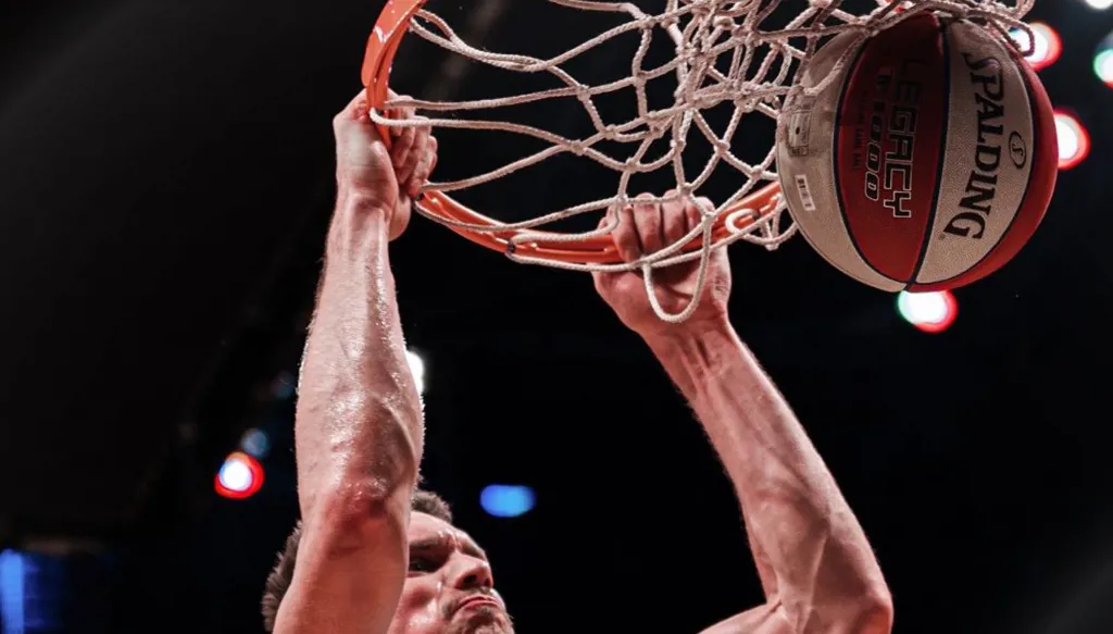 دبي باسكتبول يتأهل إلى نصف نهائي دوري الـABA بعد فوز مثير على أولمبيا