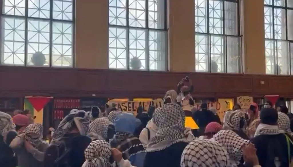 احتجاجات داعمة للفلسطينيين في مكتبة جامعة كولومبيا... وتسليم متظاهرين للشرطة (فيديو)