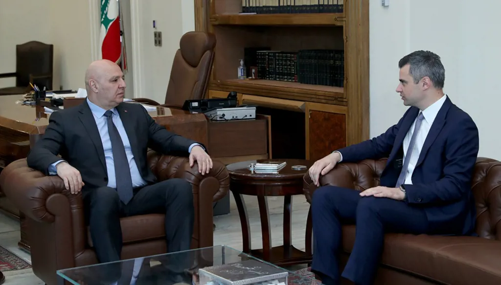 عون واللبنانية الأولى يغادران إلى روما