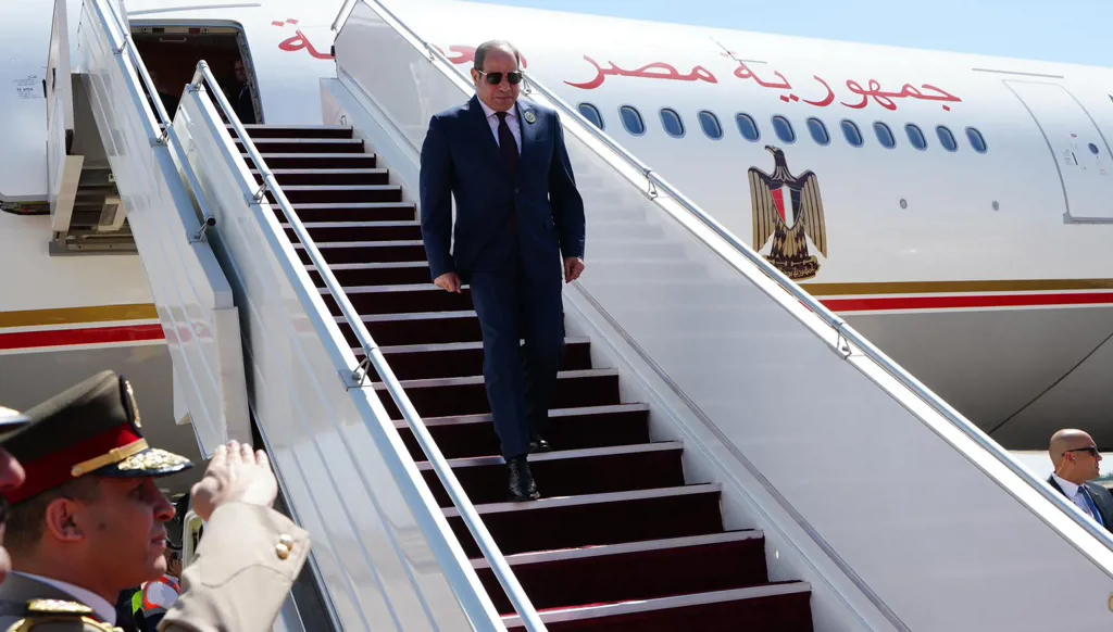 رئيس جمهورية مصر عبد الفتاح السيسي يصل إلى بغداد للمشاركة في أعمال القمة العربية الـ34