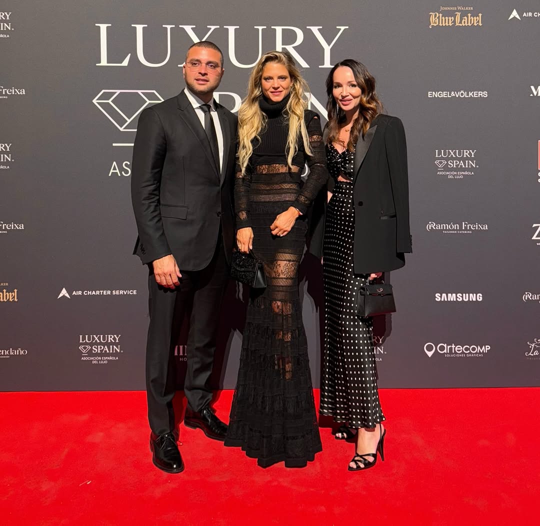 كريستينا صعب على السجادة الحمراء بفستان دانتيل اسود من ايلي صعب (انستغرام)