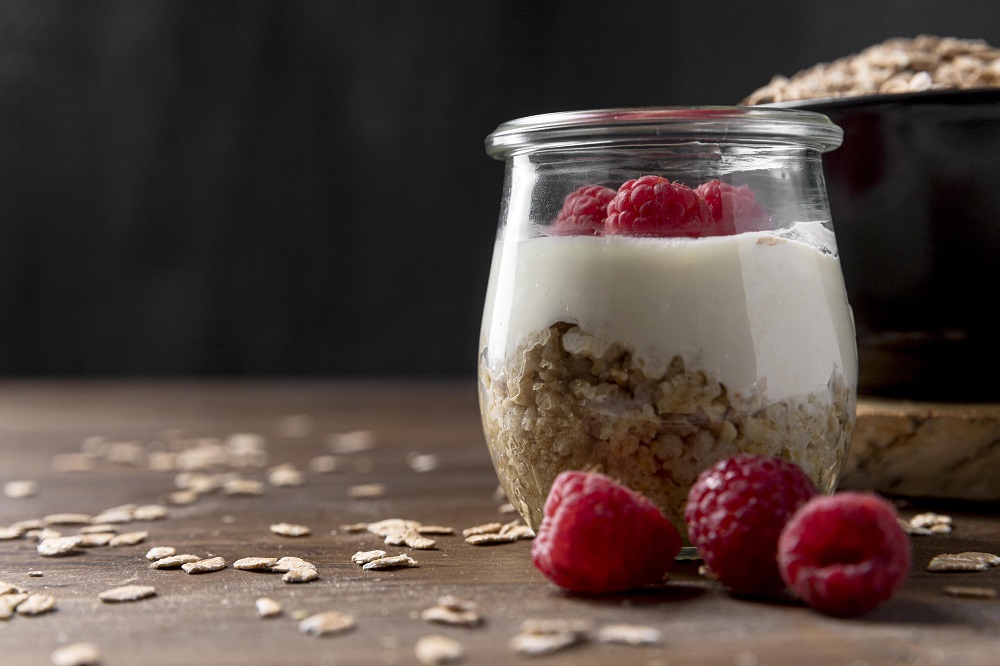 الزبادي مع الغرانولا والفواكه (Freepik)