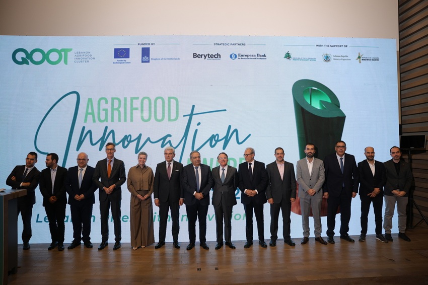 وزير الصناعة يتوسط أعضاء من لجنة التحكيم (بيان)