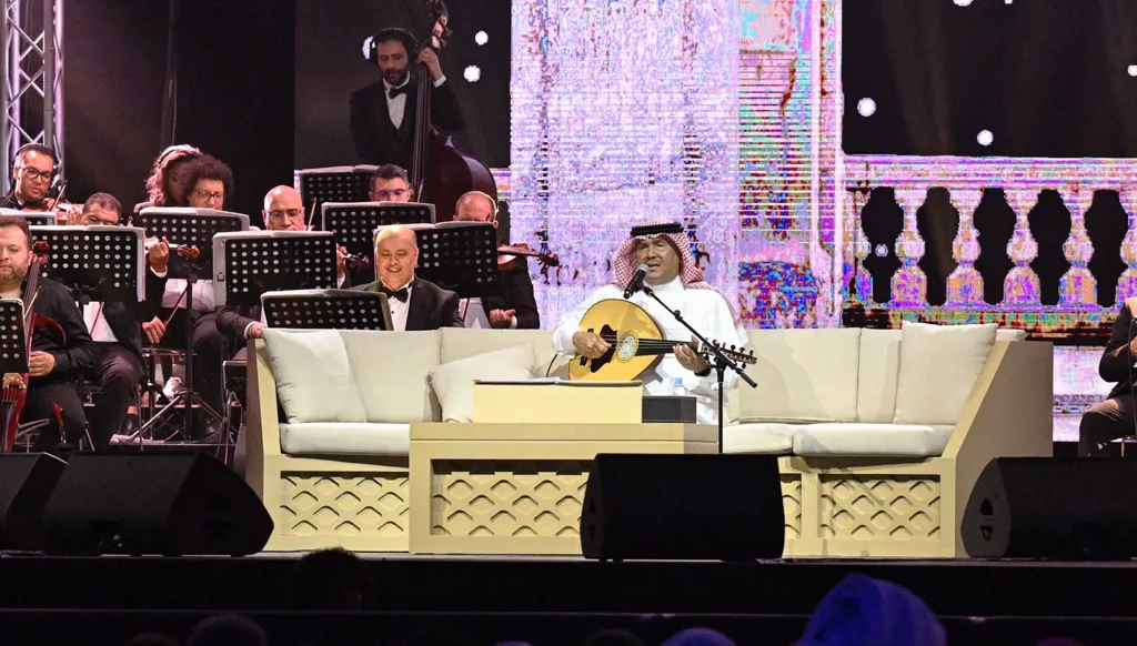 محمد عبده يطرب جمهوره في دبي (فيديو)