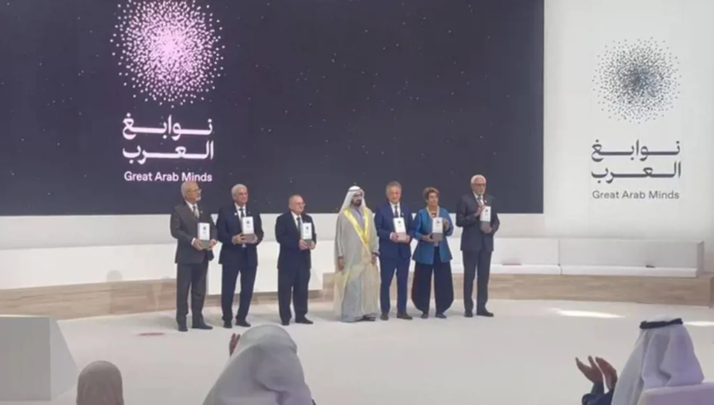 بالفيديو... محمد بن راشد يكرّم الفائزين بجائزة "نوابغ العرب"