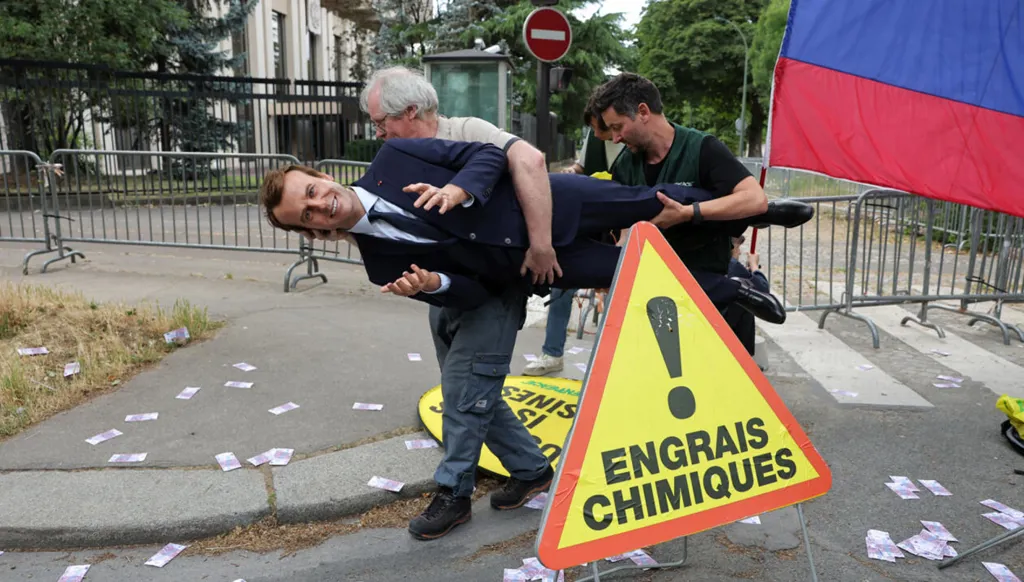 سرقة تمثال ماكرون... غرينبيس تتبنّى العمليّة!