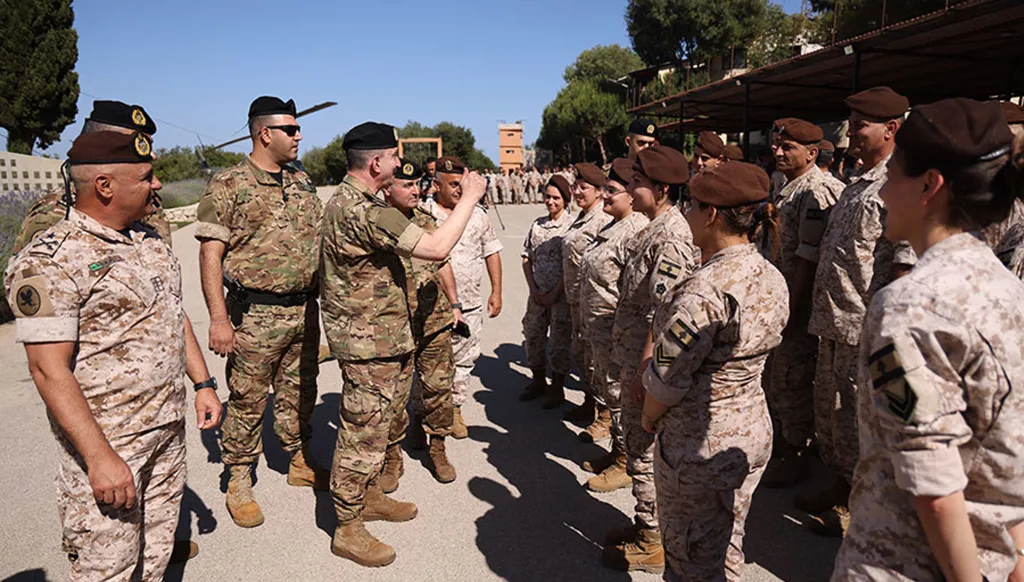 قائد الجيش يتفقّد الفوج المجوقل: ثقة محلية ودولية بأداء المؤسسة العسكرية