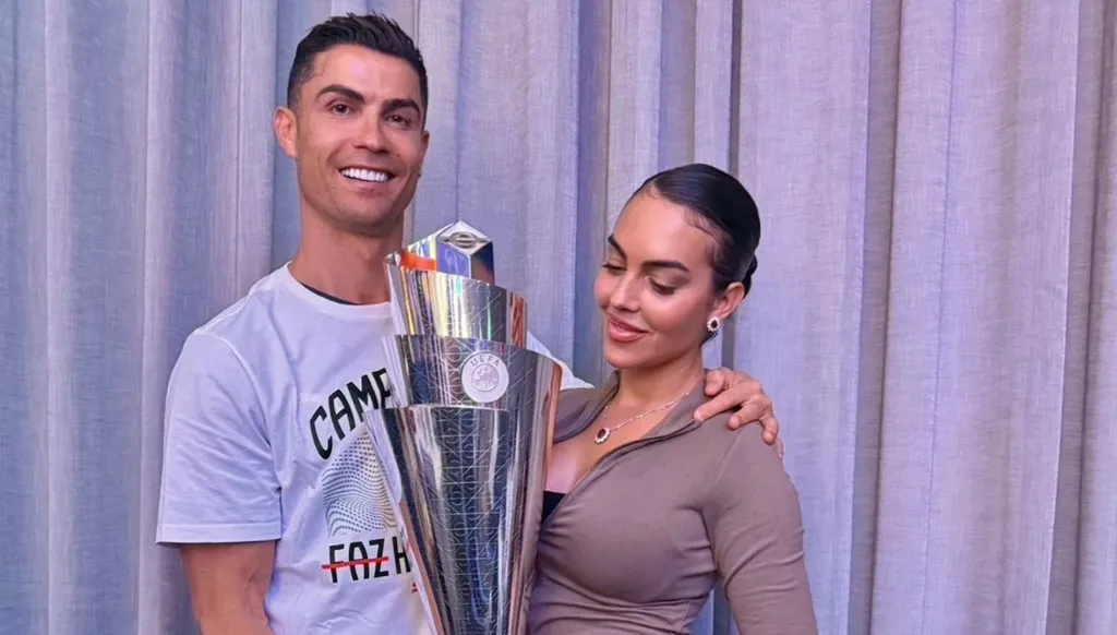 رونالدو يعرض الزواج على حب حياته (صورة)