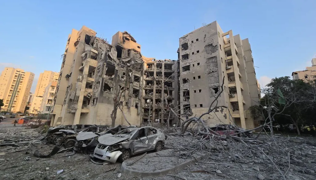 مقتل 5 إسرائيليين بسقوط صاروخ إيراني بشكل مباشر على مبنى ببئر السبع