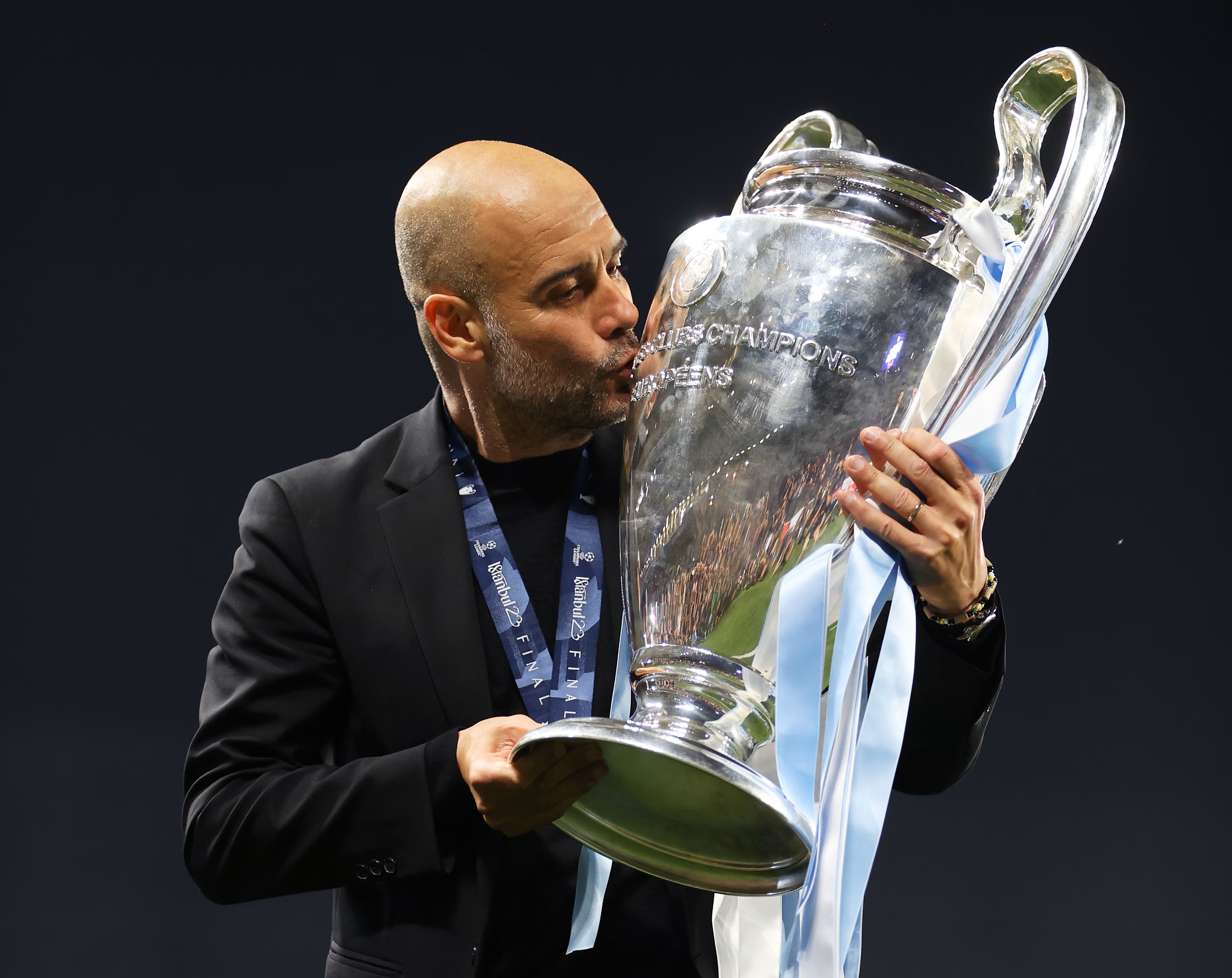 بيب غوارديولا مع لقب دوري أبطال أوروبا. (وكالات)