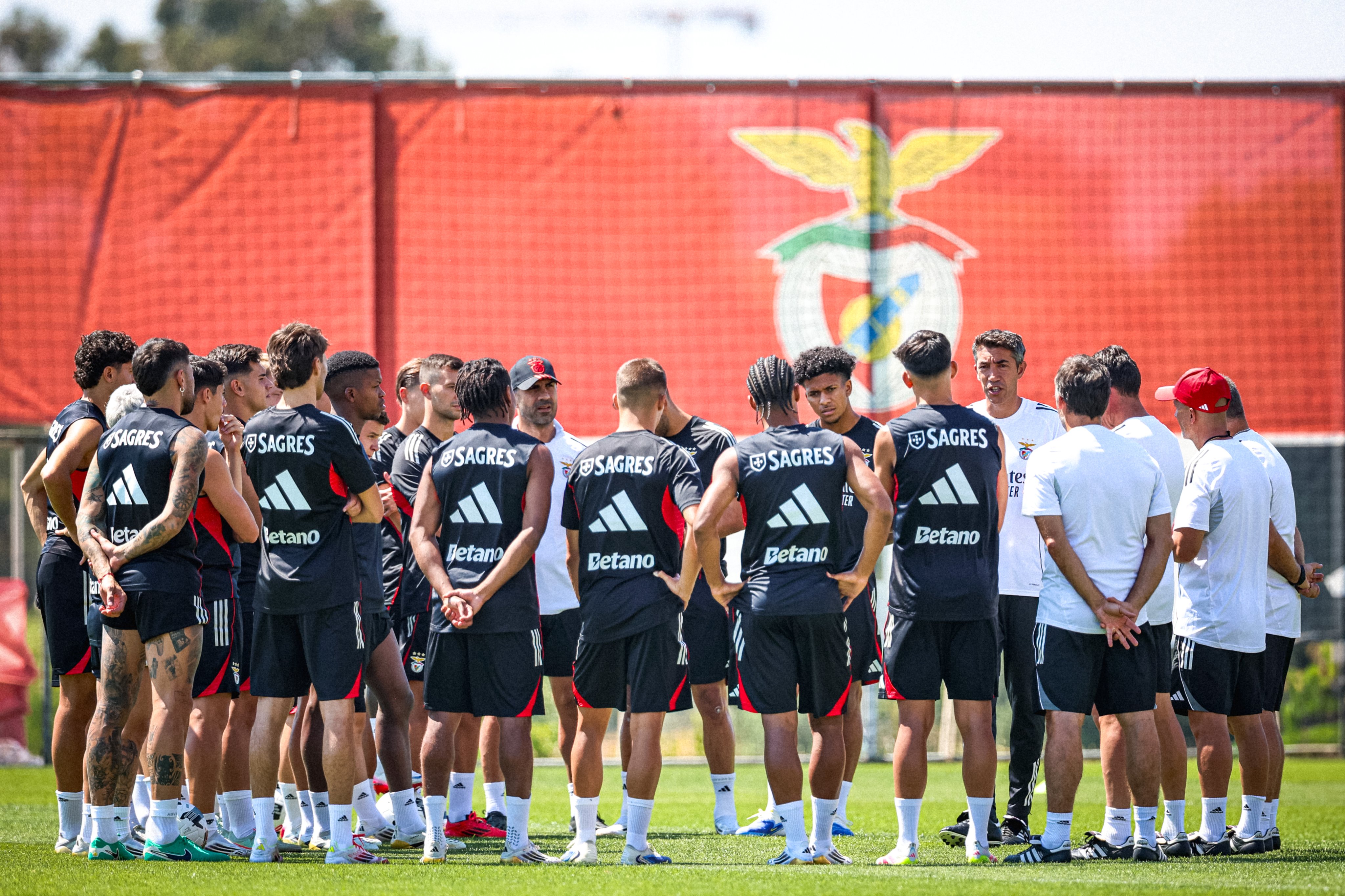 لاعبو بنفيكا خلال التمارين. (إكس)