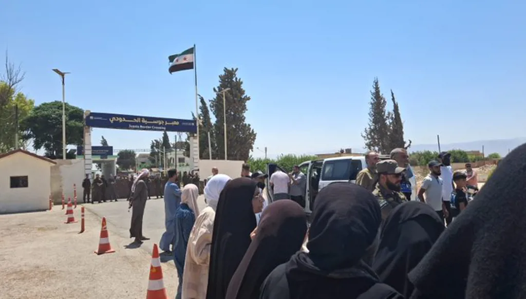 وقفة احتجاجية لأهالي المعتقلين السوريين في لبنان عند معبر جوسيه (فيديو)