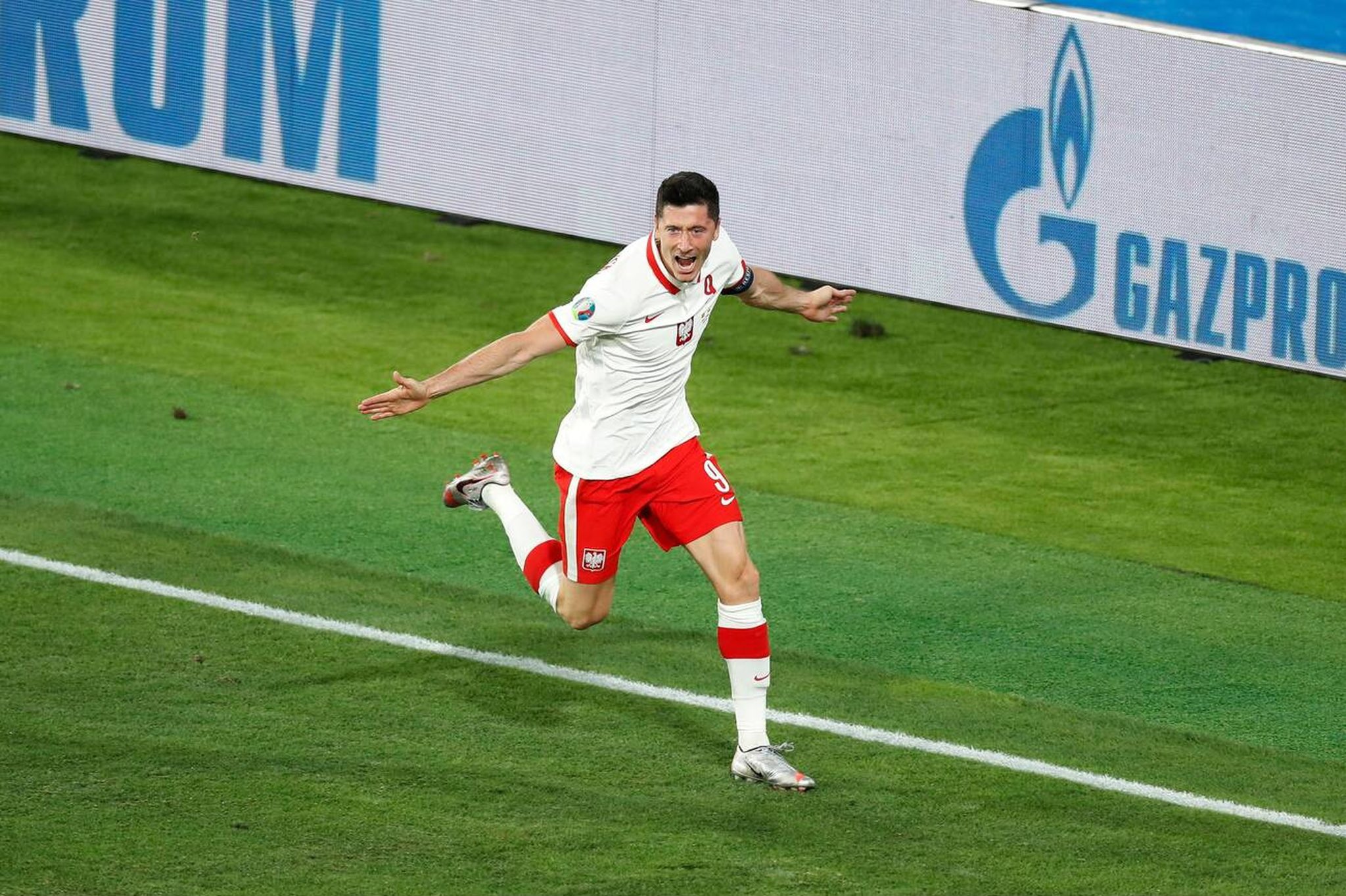 ليفاندوفسكي هداف المنتخب البولندي. (إكس)