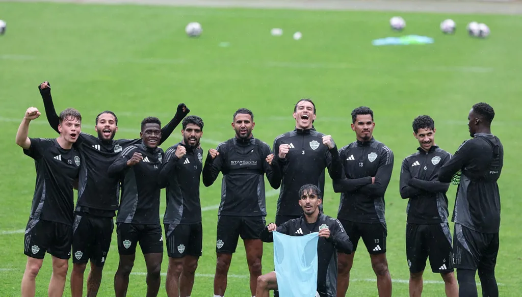 الأهلي يعوض غياب الهلال في هونغ كونغ