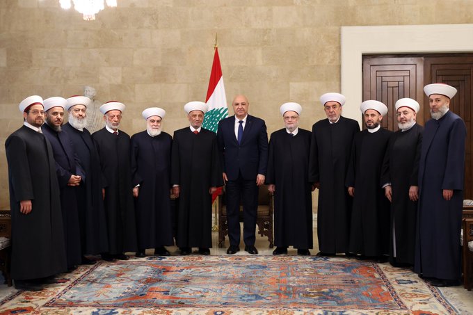 لقاء عون مع دريان والوفد المرافق له (الرئاسة اللبنانية).