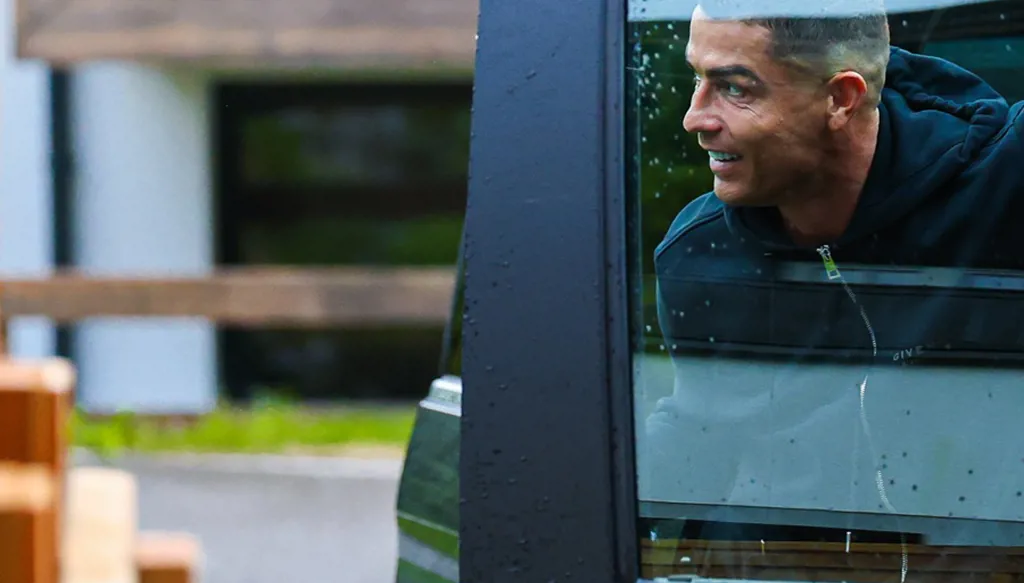 رونالدو في مرمى مشجع مهووس والأمن يتدخل في اللحظة الأخيرة (فيديو)