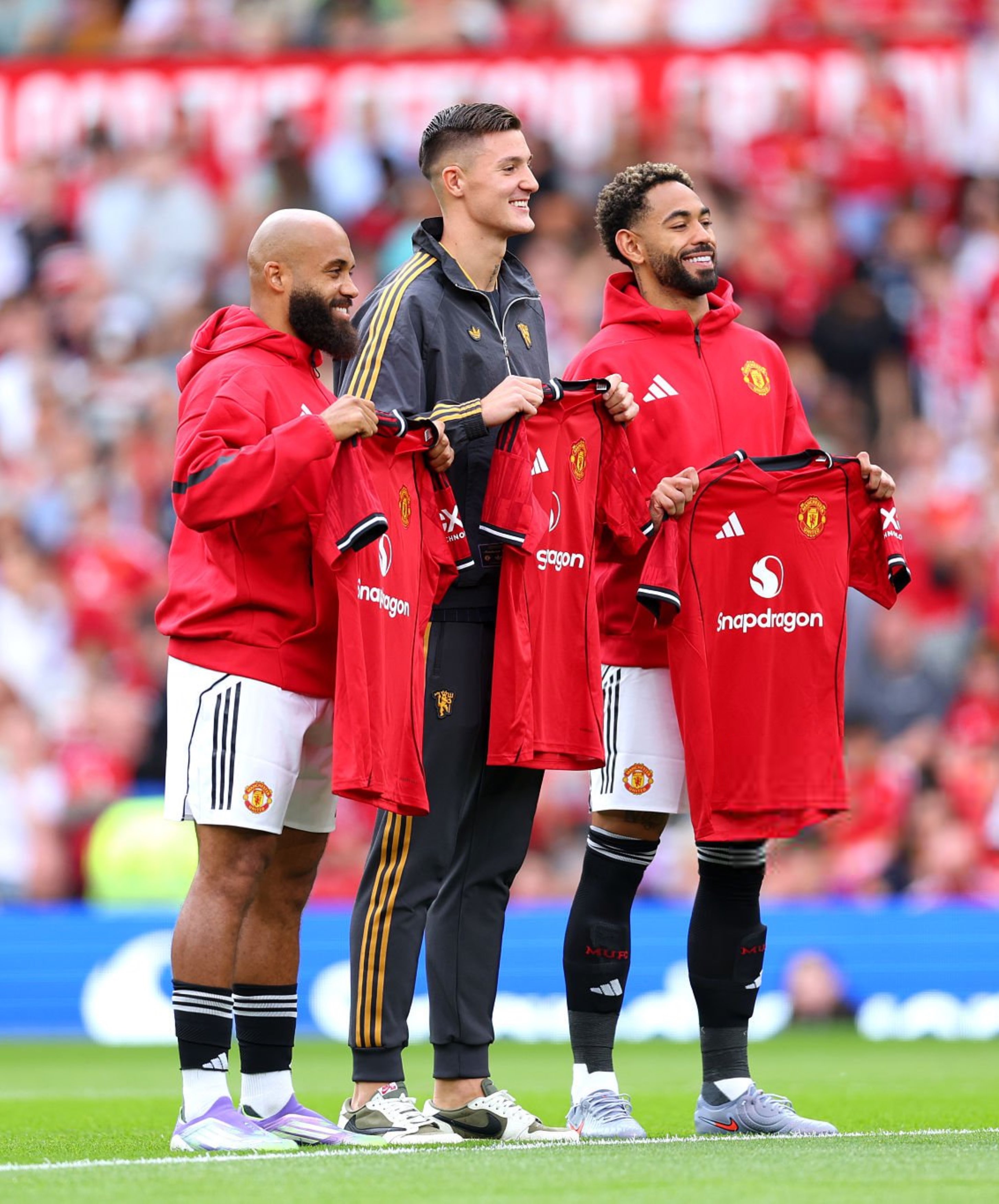 مانشستر يونايتد يعوّل على صفقاته الجديدة. (إكس)