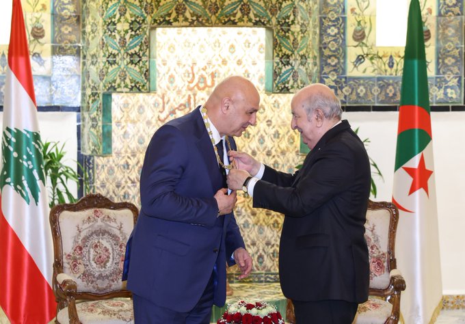 تبون يقلد عون وسام 