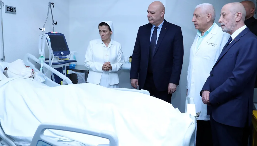 بالصور- الرئيس عون يزور أحد العسكريين الجرحى... "لن نستسلم وسنستمر"