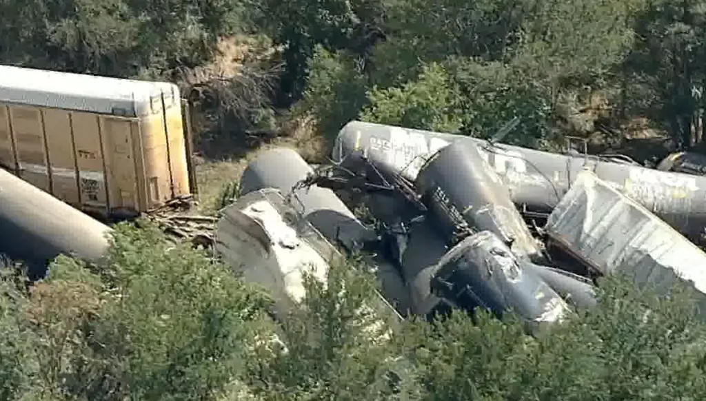 بالفيديو... انقلاب 35 عربة قطار في تكساس