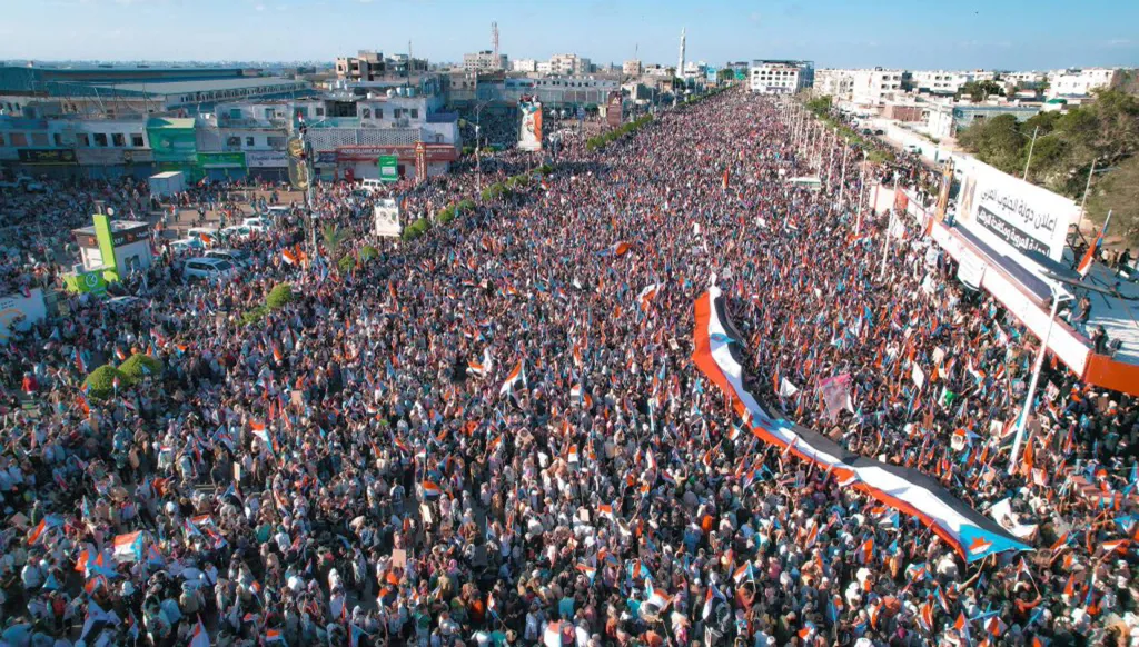 الحشود في عدن تجدد التفويض لـ "الانتقالي" وتؤكد: استعادة الدولة حق غير قابل للمصادرة