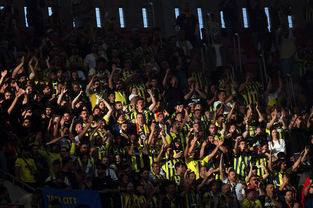 جمهور نادي فنربخشة في المدرجات. (وكالات)