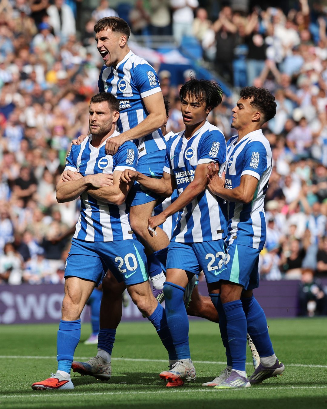 ميلنر يحتفل بالهدف مع زملائه. (وكالات)