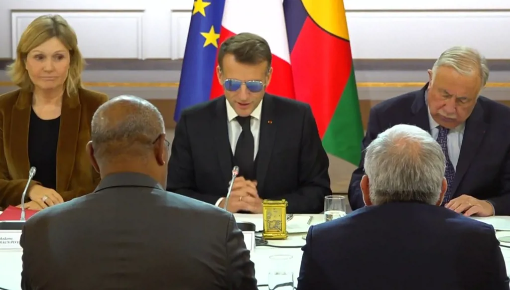 ماكرون يضطر لارتداء نظارات شمسية بسبب مشكلة في العين (فيديو)