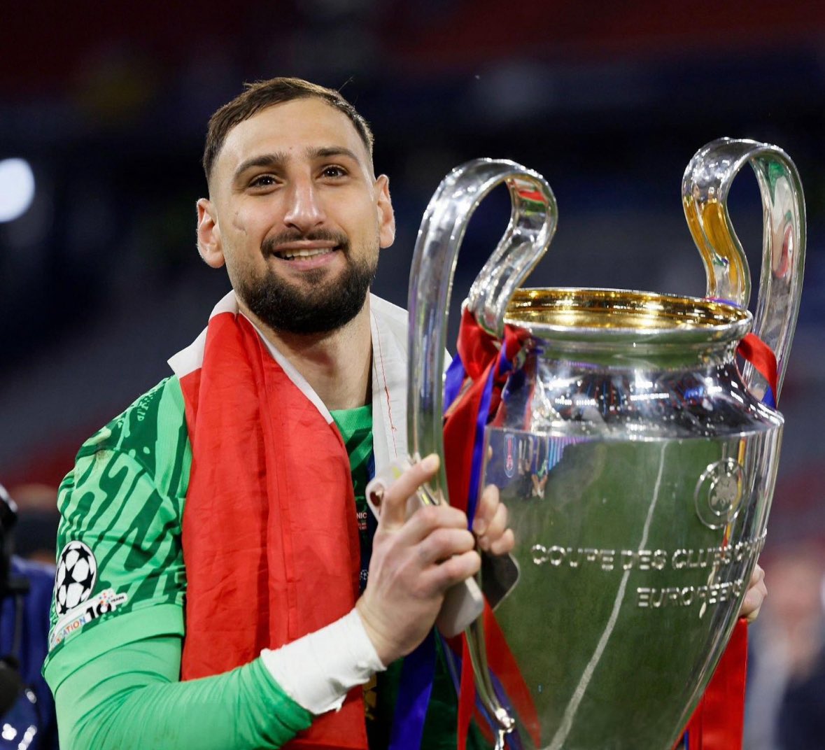 دوناروما مع لقب دوري أبطال أوروبا. (وكالات)