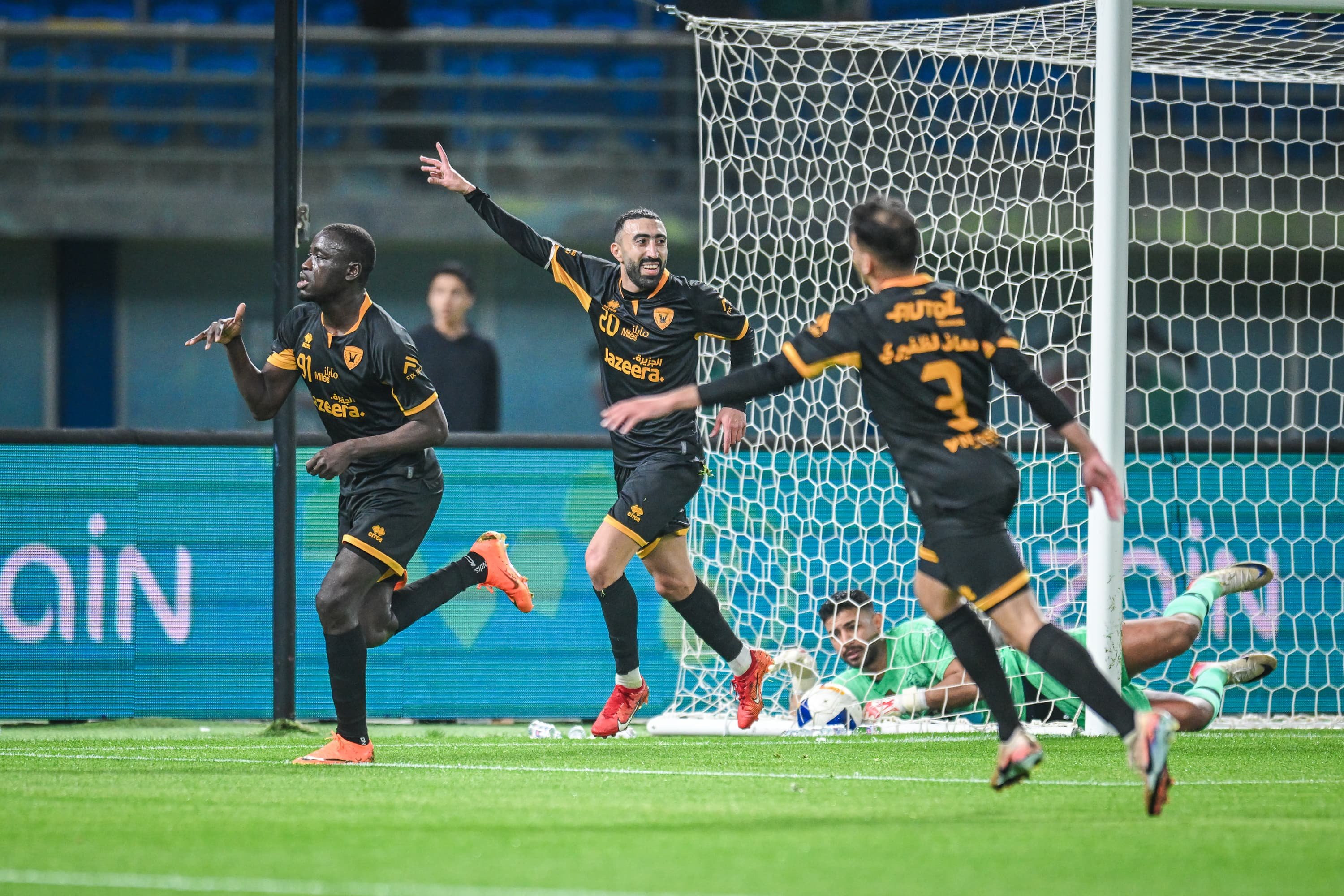 من مباراة القادسية والكويت. (وكالات)