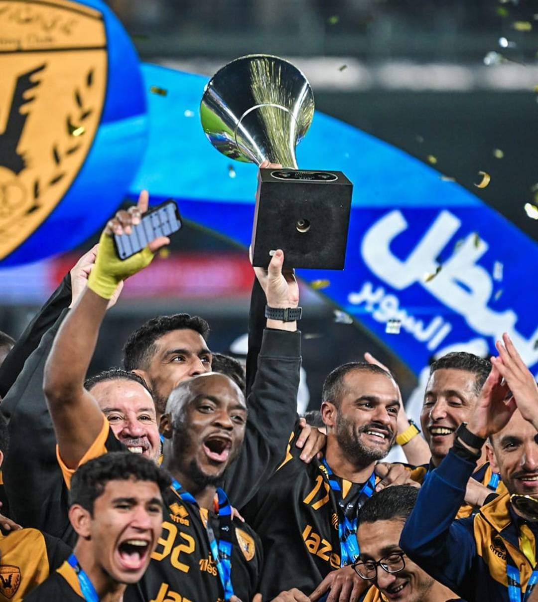 القادسية يحتفل بالكأس. (وكالات)