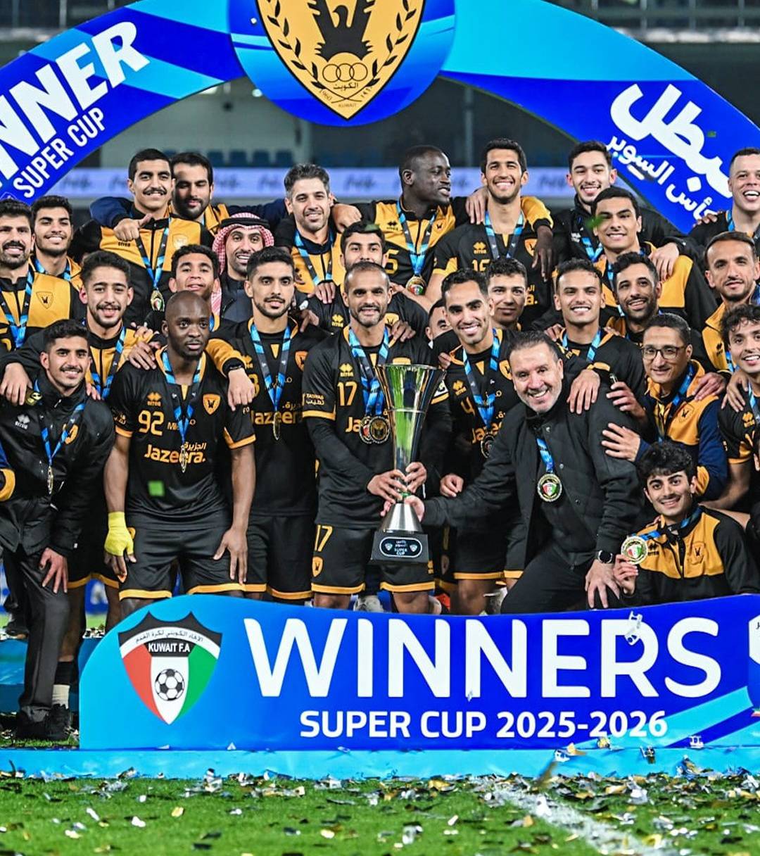 القادسية يحتفل بالكأس. (وكالات)