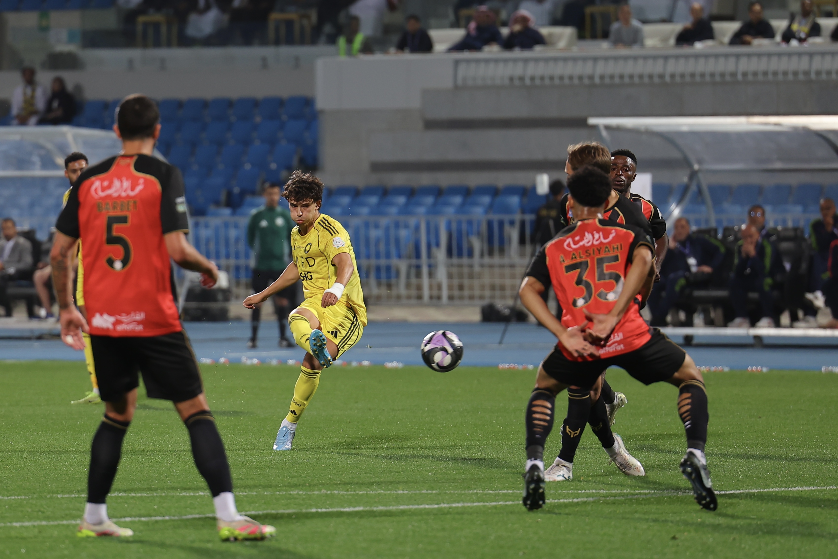 من مباراة النصر والرياض في الدوري السعودي. (وكالات)
