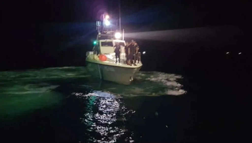 بالصور... مقتل 14 مهاجراً جرّاء اصطدام قاربهم بزورق!