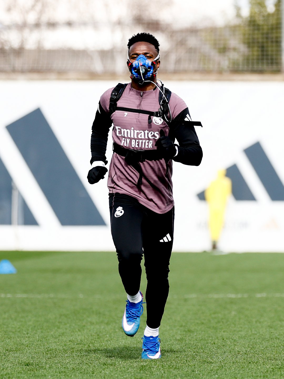 فينيسيوس يرتدي القناع. (حساب ريال مدريد على إكس)