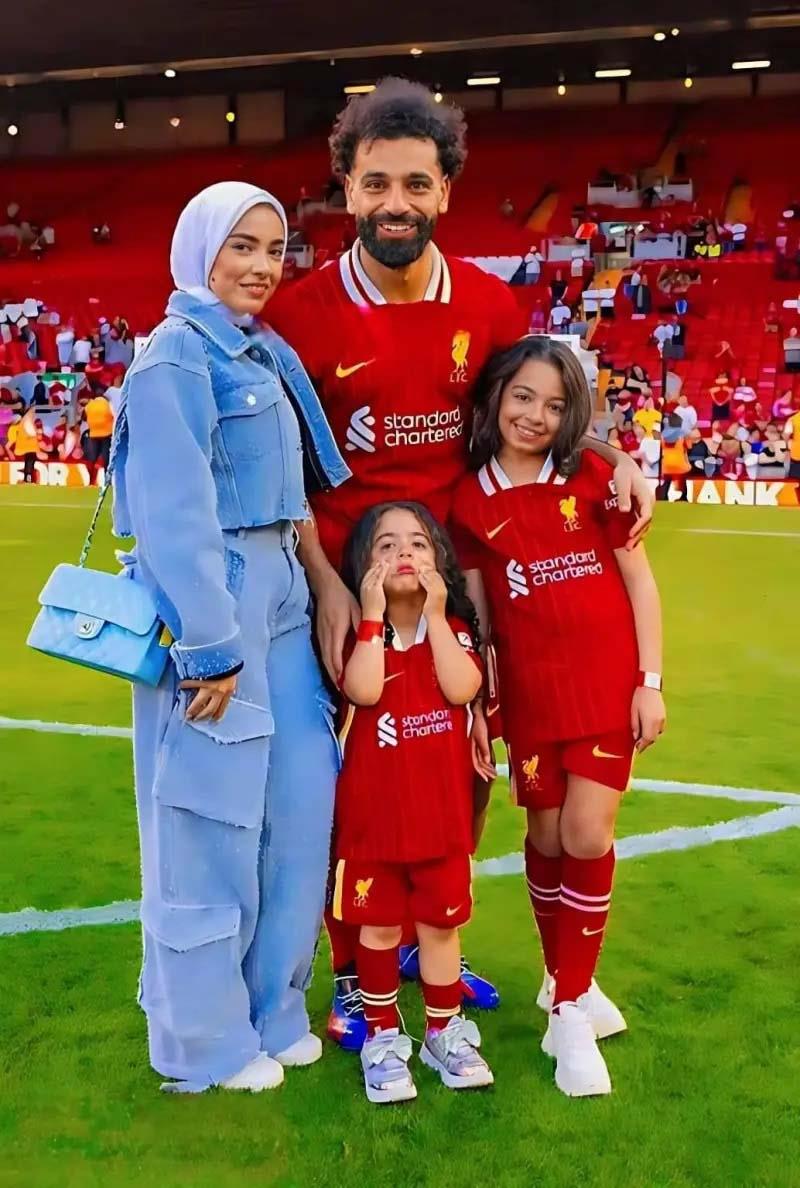 محمد صلاح مع زوجته.
