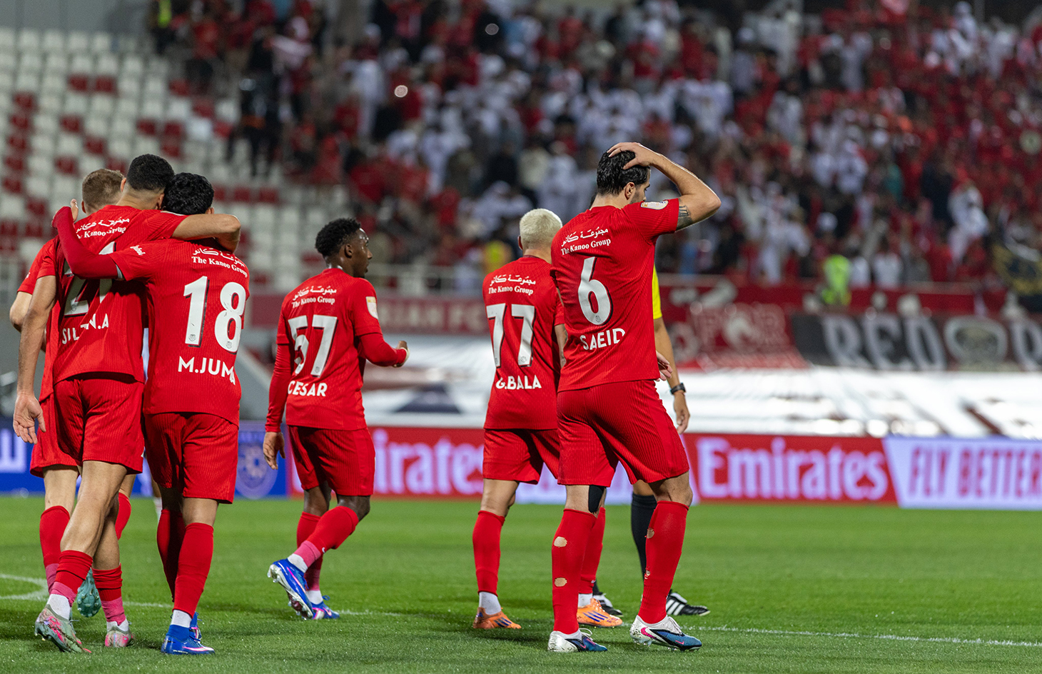 لاعبو شباب الأهلي خلال مواجهة الشارقة. (وكالات)