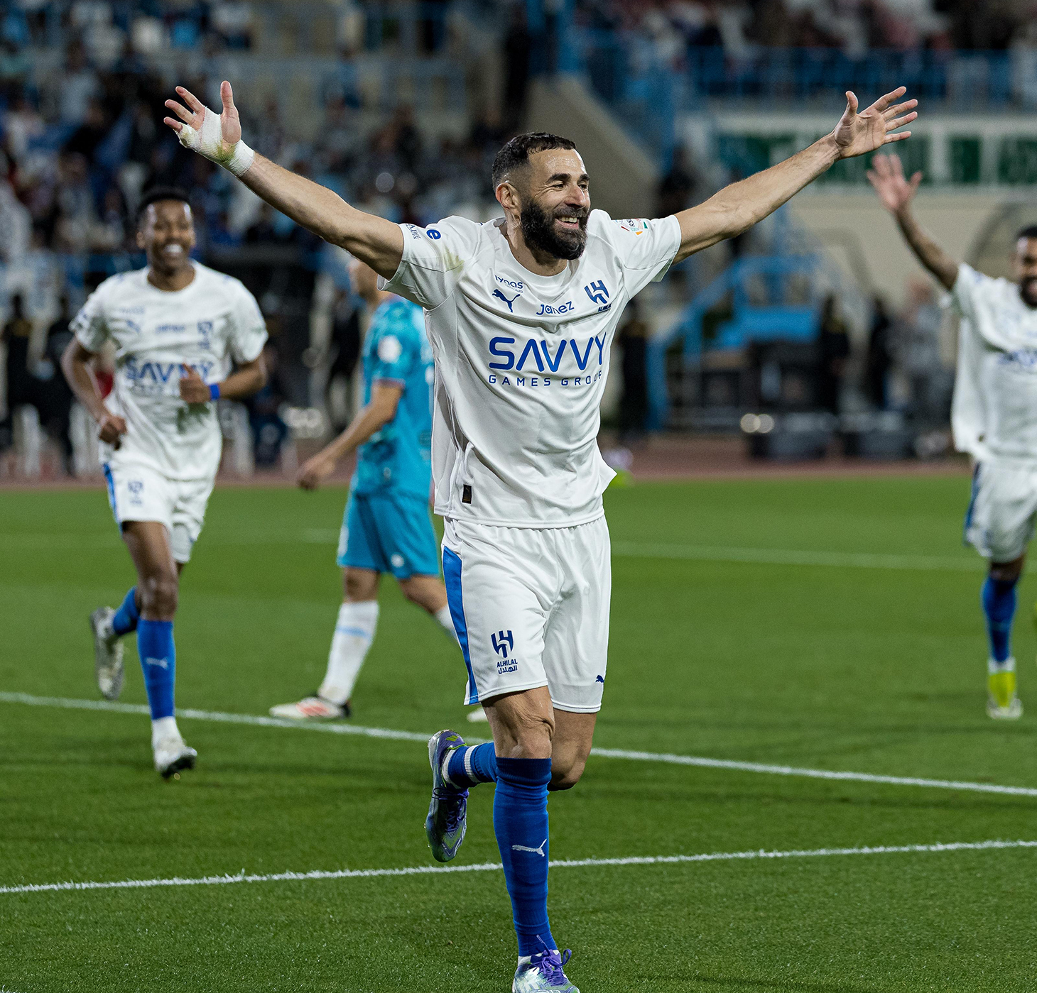 كريم بنزيما يحتفل بهدفه. (وكالات)